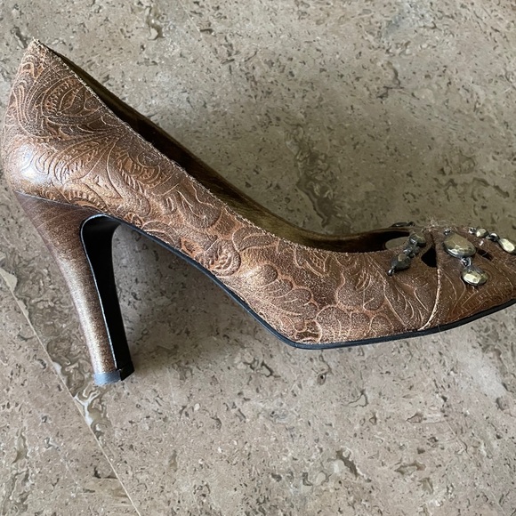 NINE WEST Peep Toe Brass Bronze Button Pumps High Heels Womens Shoes Sz 7.5 - Picture 2 of 2